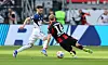 Fabio Vieira und Hugo Larsson kämpfen in Frankfurt um den Ball.