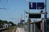 Leerer Bahnsteig in Neu Wulmstorf mit Hinweisschild Richtung Stade und stillgelegten Gleisen