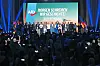 AfD-Mitglieder singen beim Wahlkampfabschluss in Magdeburg auf einer Bühne die Nationalhymne.