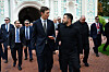 Wolodymyr Selenskyj und Jared Kushner gehen in Kiew an einem Gebäude entlang und unterhalten sich.