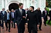 Wolodymyr Selenskyj und Jared Kushner gehen in Kiew an einem Gebäude entlang und unterhalten sich.