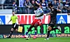 Terem Moffi vom HSV und Dominik Kohr von Mainz 05 kämpfen im Bundesliga-Spiel um den Ball.