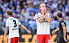 Sebastiaan Bornauw steht im HSV-Trikot mit den Händen vor dem Gesicht, während Spieler von Mainz vorbeilaufen.