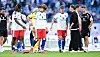 HSV-Spieler und Trainer Merlin Polzin stehen nach dem 0:5 gegen Mainz auf dem Rasen.