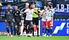 Spieler des HSV und Mainz nach dem 0:5, begleitet von Schiedsrichter Tobias Reichel.
