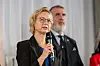 Katja Wolf spricht mit Mikrofon, hinter ihr steht Steffen Schütz bei der Verkündung von BSW-Parteiaustritten.