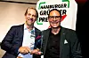 Zwei Männer präsentieren eine Trophäe beim Hamburger Gründerpreis 2026.