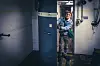 MOPO-Reporter Thomas Hirschbiegel öffnet in der „Schleuse“ des Bunkers eine schwere Stahltür.