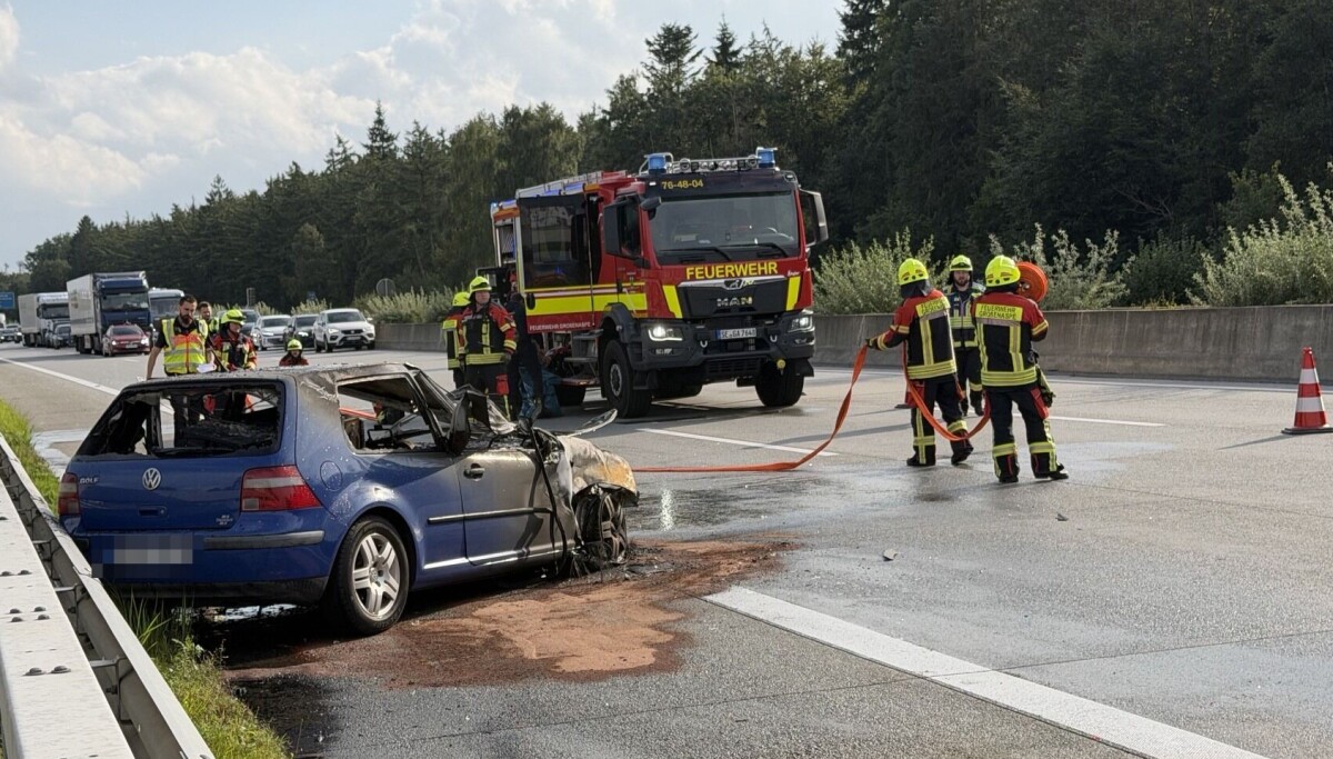 A7 bei Brokenlande: Pkw kracht in Lkw und brennt aus
