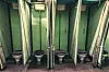 Ein Toilettenraum ohne Türen
