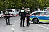 Polizei sperrt in Hamburg-Altona mit Flatterband die Plöner Straße nach Fund einer Weltkriegsbombe.
