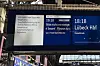 Anzeigetafel im Hamburger Hauptbahnhof informiert über Einschränkungen wegen einer Kampfmittelbeseitigung.