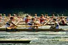 Ruderer des Deutschlandachters treiben im Film „Adams Acht“ mehrere Boote durch spritzendes Wasser.