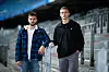 Mario Vuskovic und Miro Muheim posieren beim Fototermin des HSV in einem Stadion.