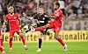 Eric Smith vom FC St. Pauli im Zweikampf mit Vini Souza vom VfL Wolfsburg um den Ball