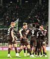 Spieler des FC St. Pauli feiern gemeinsam Joel Chima Fujitas 1:0 gegen Wolfsburg.