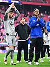 Daniel Heuer Fernandes, Merlin Polzin und Yussuf Poulsen nach Leipzigs 5:0 gegen den HSV auf dem Rasen.