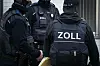 Beamte vom Zoll bei einer Razzia (Archivbild).