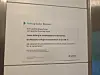 Aushang an einer gefliesten Wand informiert über einen außer Betrieb befindlichen Aufzug.