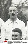 Asbjorn Halvorsen im weißen Fußballtrikot hinter einem Mitspieler, 1924 im Umfeld des HSV-Spiels gegen Corinthians London.