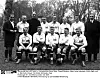 HSV-Mannschaft von 1924 in zwei Reihen mit Schiedsrichter Boos vor dem Spiel gegen Corinthians London.