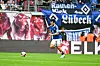 Zakaria El Ouahdi vom Hamburger SV läuft in der Red Bull Arena Leipzig mit dem Ball nach vorn.