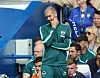 Brighton-Trainer Fabian Hurzeler steht an der Stamford Bridge mit der Hand am Gesicht und wirkt enttäuscht.