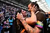 Jemilla Pir und Jackson Irvine umarmen sich nach St. Paulis Aufstieg in die Bundesliga.