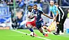 Jordan Torunarigha und Linton Maina kämpfen auf dem Fußballplatz um den Ball.