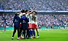HSV-Spieler und Ballkinder jubeln nach dem 1:0 gegen Köln auf dem Rasen in Hamburg.