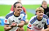 Yussuf Poulsen und Louis Lemke jubeln nach HSV-Sieg gegen Köln und klatschen im Stadion.