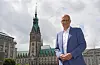 Peter Tschentscher vor dem Hamburger Rathaus
