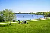 Schöner See mit Liegefläche