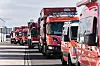 Mehrere rote Feuerwehrfahrzeuge stehen im Hamburger Hafen für die Übung „Red Storm Bravo“ bereit.