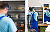 Geflüchtete arbeiten im Ausbildungszentrum der Siemens Professional Education an der Verdrahtung eines Schaltschranks.