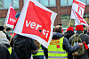 Menschen mit Ver.di-Flaggen