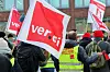 Menschen mit Ver.di-Flaggen