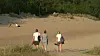 Menschen laufen durch Sand-Landschaft