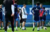 HSV-Trainer Merlin Polzin steht beim Training mit mehreren Spielern auf dem Rasen.