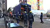 Einsatzkräfte stehen neben einem blauen Fahrzeug an einer abgesperrten Baustelle in Hamburg.