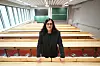 Wissenschaftssenatorin Maryam Blumenthal (Grüne) steht in einem Hörsaal der Uni Hamburg.
