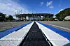 Blau-weiß-schwarze Wegmarkierung führt auf das Volksparkstadion in Hamburg zu.