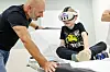 Kenan Bas (M.) schaut im München Klinikum Schwabing 360-Grad-Videos vom Oktoberfest mit einer Virtual-Reality-Brille von „VR4Kids“ und kann sich so von der Untersuchung ablenken.