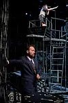 Samuel Weiss stützt sich auf der Bühne an eine Wand.