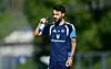 Fabio Vieira im HSV-Trainingsoutfit steht auf dem Fußballplatz und hält eine Trinkflasche nahe am Mund.