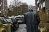 Corin (20) steht vor der „Hude“ an der Gottschedtstraße. Um seine Anonymität zu wahren, hat er sich einen Hoody und einen Mantel aus dem Fundus der Beratungsstelle übergezogen.