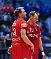 Simon Pytlick und Mathias Gidsel umarmen sich