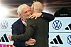 Rudi Völler umarmt Bernd Neuendorf bei einer Pressekonferenz