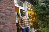 Sozialarbeiter Alexis Schnock (44) steht vor der Jugendberatungsstelle „Hude“.