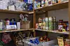 In der Speisekammer dürfen sich Ratsuchende bei den Lebensmitteln bedienen.